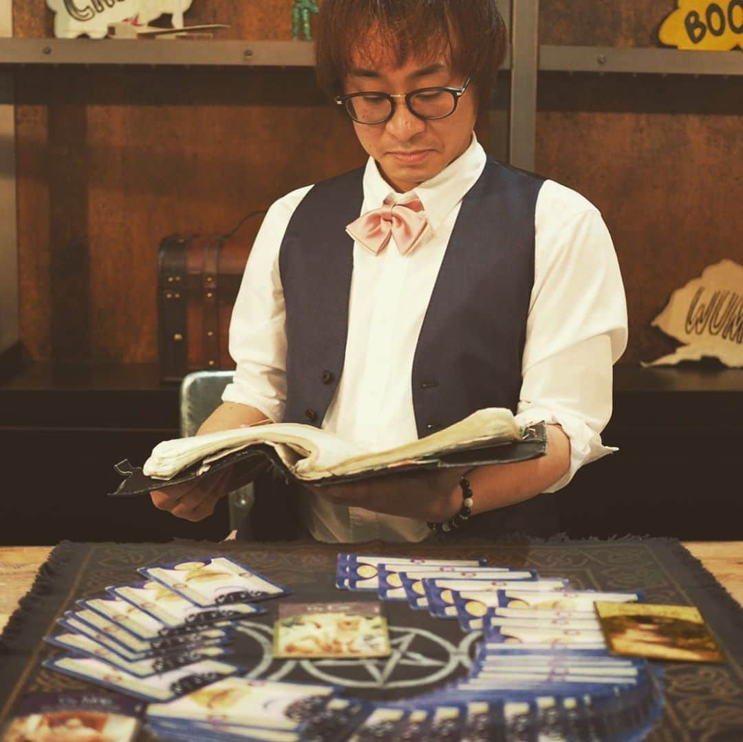 アポロン山崎さんのインスタグラム写真 - (アポロン山崎Instagram)「【対面鑑定in大阪】  明日9/12、大阪福島近くで占いします。  15分4500円  12時から18時  来て頂いた順に占います。  場所 カラオケ コートダジュール阪神福島駅前店  #アポロン山崎  #アポロン #対面鑑定 #アポロン山崎占いの館  #アポロン山崎ハッピーチャンネル  #アポロン山崎毎日ハッピー占い  #アポロン山崎占いの館  #アポロン山崎の占い  #アポロン山崎のとーとつにエジプト神占い  #とーとつにエジプト神占い #大阪対面鑑定 #コートダジュール #コートダジュール阪神福島 #大阪福島 #タロット #タロットカード #オラクル #オラクルカード #算命学 #四柱推命 #九星気学 #ルノルマン #ルノルマンカード #鑑定 #占い当たりすぎ  #占い鑑定  #占い好きな人と繋がりたい  #占い好き  #占い好き女子  #占いの館  #占い女子」9月11日 8時32分 - appollon223