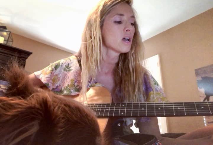 ブルック・バトラーのインスタグラム：「PSA: I don’t know how to play guitar」