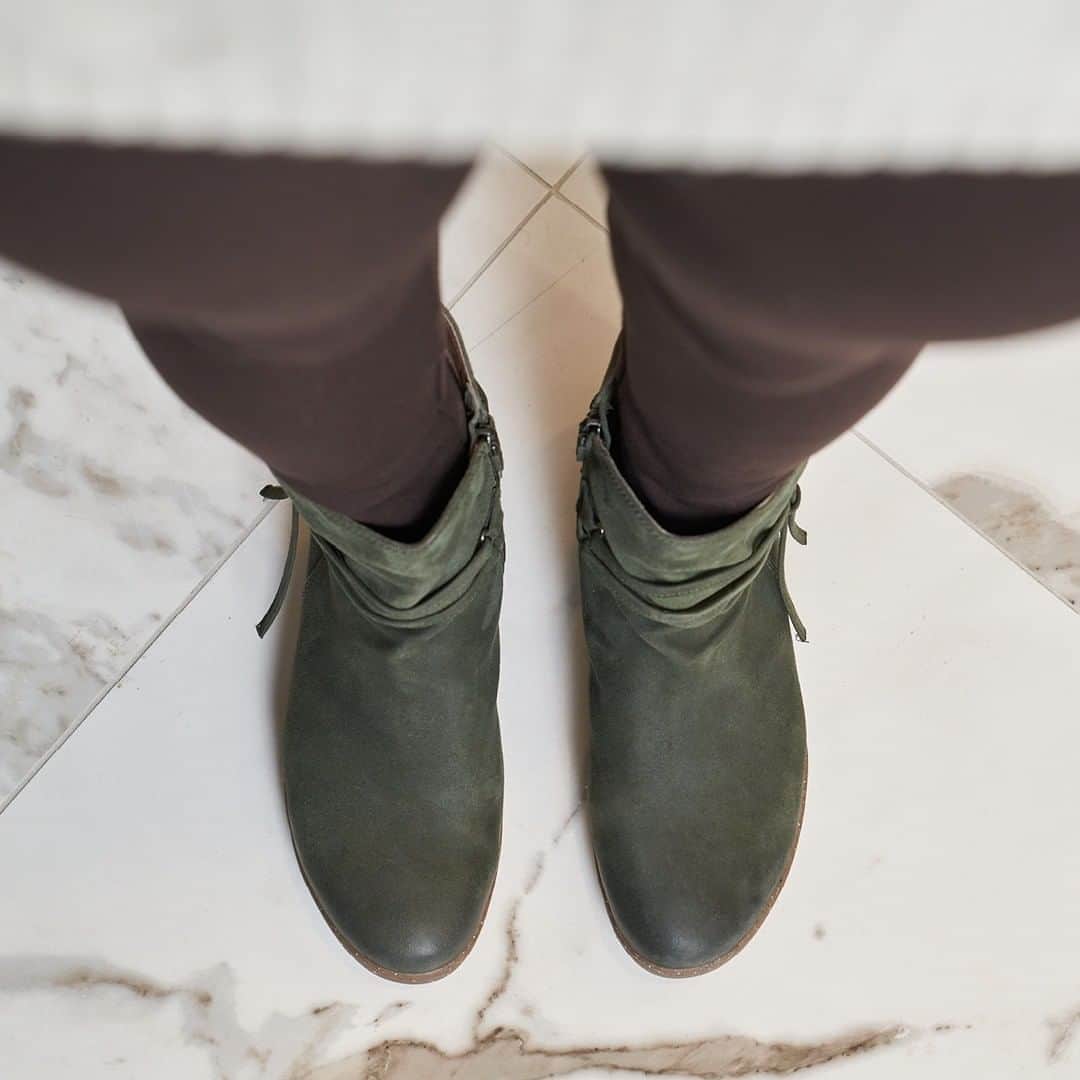 ダンスコのインスタグラム：「Fall comfort. Shop Evelyn on our website now.」