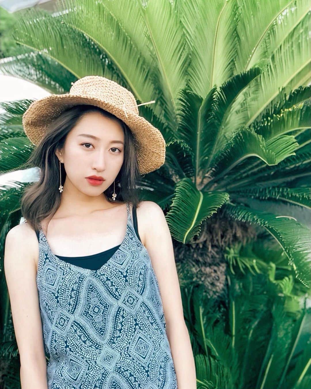 戸高彩菜のインスタグラム：「おはようございます😌🌴 時々涼しい時間帯もあったりして夏が過ぎ去るのは寂しいけど、受け入れて深呼吸して今日を始めます😚 . . . . #japan#portrait#parmtree#surf#surfspot#makeup#shooting#goodmorning」