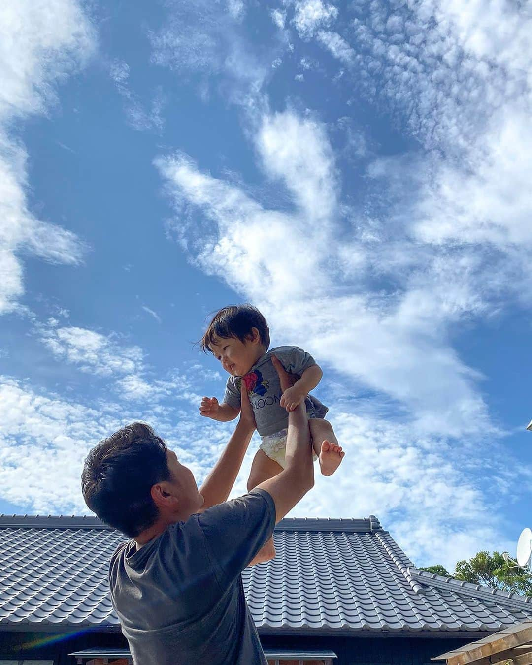 愛知県田原市さんのインスタグラム写真 - (愛知県田原市Instagram)「Please grow up. * 大きくなぁーれ！  * 久しぶりの#青い空#気持ちいい！ ちょっと緊張気味に #たかいたかい やってみた 子どもってコレ好きだよね #屋根より高く#大空 に羽ばたいて欲しいな あれあれ？ #空 の#雲#ウサギ 🐇に見えない？#うさぎ雲 #ピョンピョン 跳ねてる!!  #たはら暮らし  #渥美半島#田原市#田原#伊良湖岬#伊良湖#赤羽根#菜の花浪漫街道  #tahara#irago#akabane #サーフィン#surfing#田舎暮らし#日々の暮らし#休日の過ごし方#スローライフ#instagramjaran#igersjp」9月11日 8時31分 - tahara_kurashi