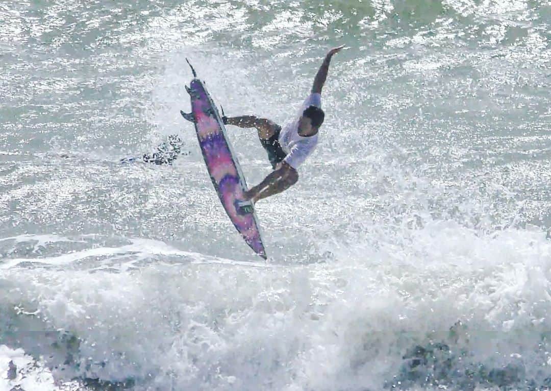 金尾玲生さんのインスタグラム写真 - (金尾玲生Instagram)「.﻿ ﻿ F/S slob grab air﻿ ﻿ 波が続いた湘南はまたしばらく波が上がらなそうですねー。﻿ ﻿ 10月に試合もあるし、たくさん練習できてよかったー✌︎﻿ ﻿ 身体も仕上げなきゃ！﻿ ﻿ #surfing﻿ #surf﻿ 📸by @hrssurf ﻿」9月11日 8時41分 - reokanao