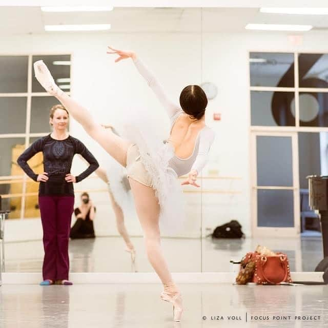 倉永美沙さんのインスタグラム写真 - (倉永美沙Instagram)「Who thought that we would be walking on the street of SF together?!? Welcome to San Francisco Ballet family Larissa Ponomarenko 💛💛💛 My life feels completed that she is here. There is no one like her in the world to coach me and be so patient with my crazy personality 😆 ボストンバレエ時代のコーチだったラリッサがサンフランシスコバレエに移籍しました。またこれから彼女と一緒にお仕事ができるのが楽しみ🩰 #ballet #ballerina #ballerinalife #happy #happiness #dance #art #幸せ #バレエ #バレリーナ #rehearsal #work #season #サンフランシスコ　#class #sanfrancisco #sf」9月11日 8時42分 - misakuranaga