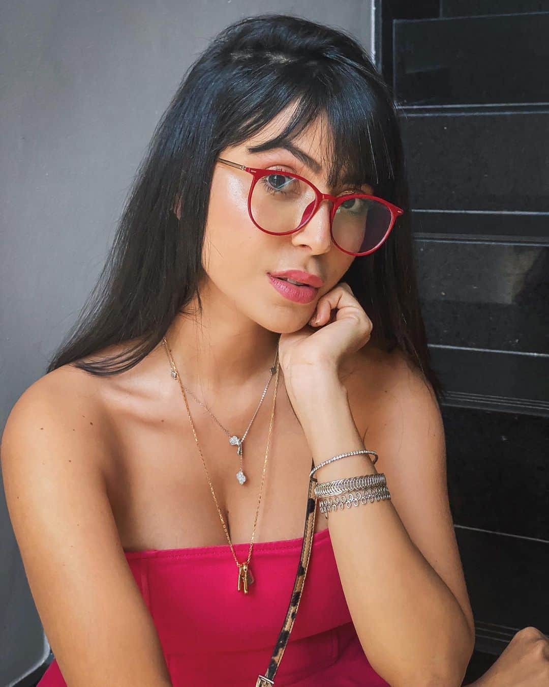 Gabriela Salesのインスタグラム：「1 ou 2? Fiquei na dúvida kkkk. Lacrinhas, tô cada dia mais apaixonada pelos óculos da @oculos_lindamenina ! Quem viu todos os modelos nos stories (deixei a descrição de todos lá, inclusive). Eles enviam para todo o Brasil! No site tem vários modelos e os preços são super acessíveis. Você pode comprar seu óculos de grau completo com eles, com lente anti blue ou só a armação também. Pra ficar ainda melhor tenho cupom de desconto: RICA15 Você ganha 15% de desconto em qualquer modelo do site ❤️❤️❤️ *publi」