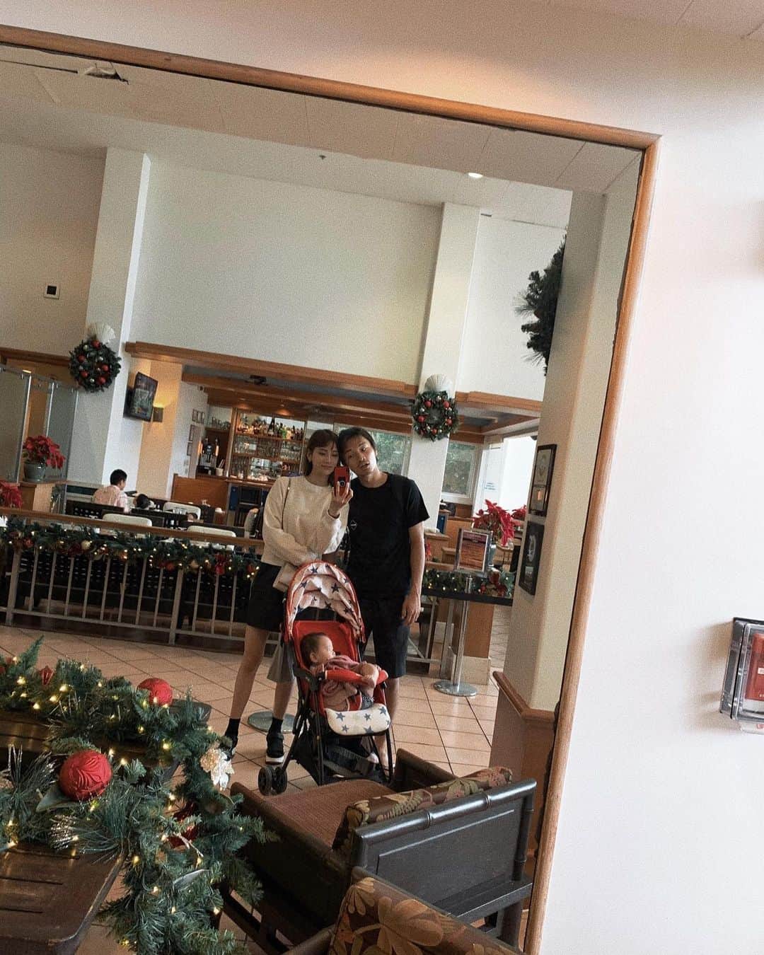 小屋春菜のインスタグラム：「娘が生まれる前はカメラロール2000枚くらいだったのに、この一年半で厳選した物だけで16,000枚📸 今年もあと4ヶ月かー #hawaii #ハワイ　#家族旅行　#ハウラナイツリー  #12月」