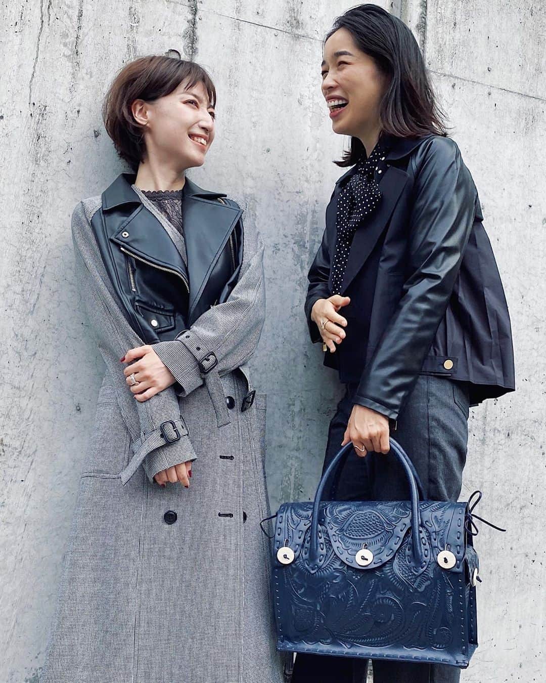 のインスタグラム：「.﻿ @i.momoko が展示会に来てくれたので﻿ 2人で一緒にぱしゃり📸﻿ ﻿ ﻿ マニッシュなモノトーンコーデを﻿ ご覧の通り素敵に着こなしてくれた﻿ ももこ姉さま🍑﻿かっこいい、、、🖤 ﻿ ﻿ デザインだけじゃなく、﻿ 縫製やパターンまでいつも大絶賛してくれて﻿ 本当にうれしい限りです🥺 ﻿ ﻿ ﻿ その他にもたくさんの方にお会いできて﻿ 昨日はHAPPYな1日でした❤️ ﻿ ﻿ ﻿ #gracecontinental #diagram #graceclass #carvingtribes #2020awexhibition」