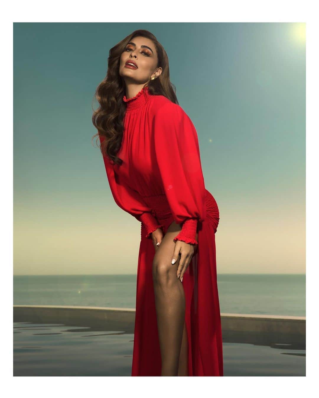 ジュリアナ・パエスのインスタグラム：「Beleza é ter luz interior e assim iluminar ao redor! Beleza é encanto pra todos os sentidos e ‘sentires’ Alegra os olhos e almas... Beleza é uma marca nacional com tanta qualidade, acabamento e identidade!!!  Beleza é vestir e ficar certinho sem ajustes! Fôrma boa, resultado de muito cuidado no fazer  e bom gosto! Orgulho de mais uma campanha com esse time @lancaperfume ! Ilumine-se você também! ☀️」
