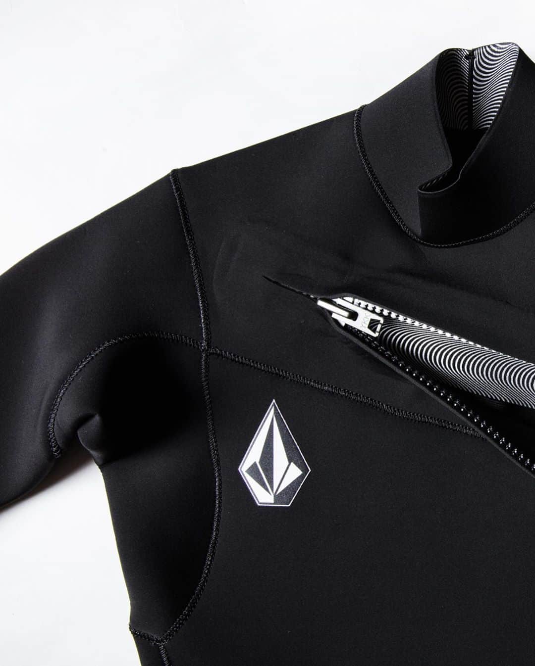 ボルコムのインスタグラム：「It’s with harmonious pride that we present The Volcom Modulator Wetsuit! Our expert design team in collaboration with our surfers have developed a top quality, sleek wetsuit! Built to modulate your temperature while enhancing your comfort and performance!  Pre-Order now at 👉🏽 vol.cm/wetsuits 👈🏽」