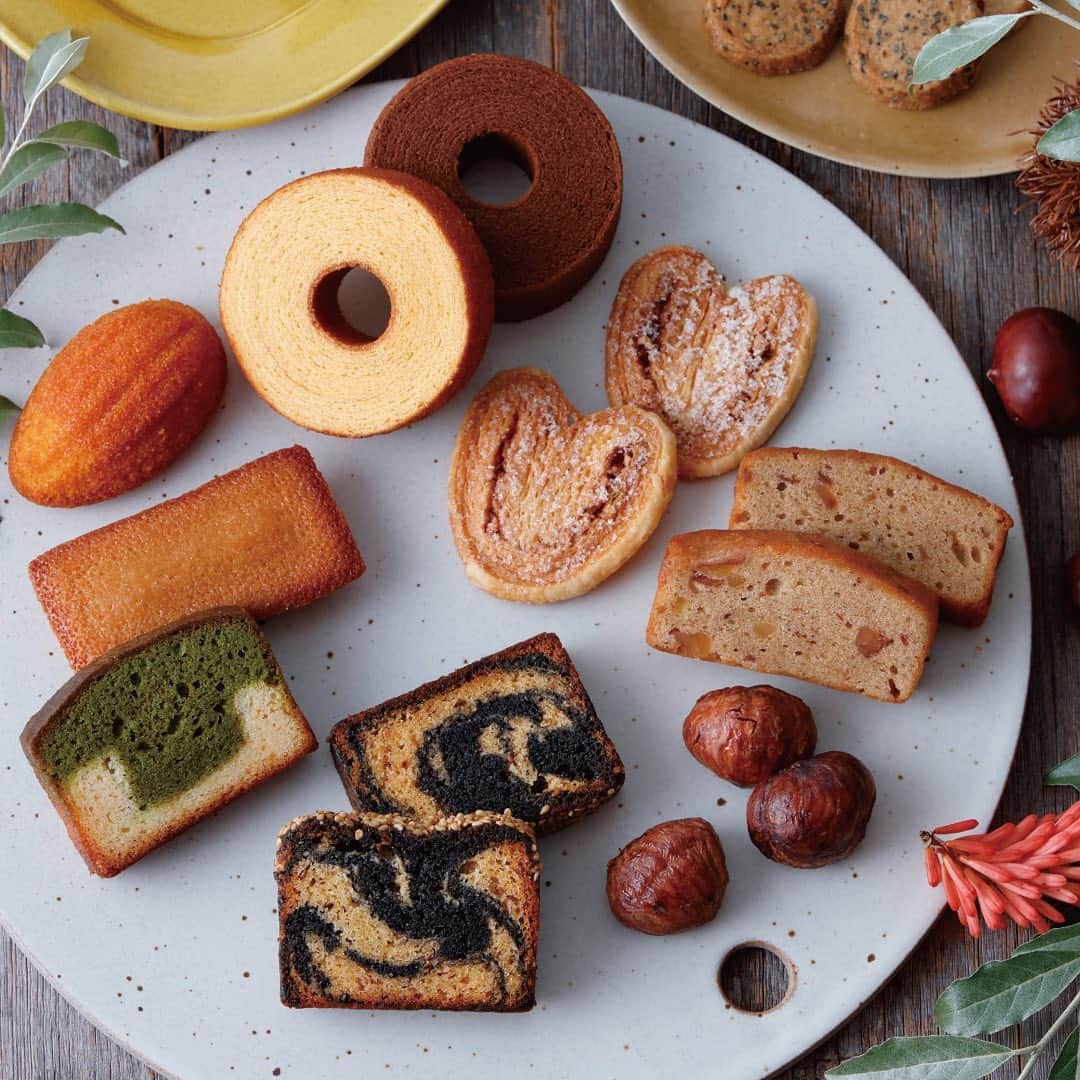 KIHACHI公式Instagramさんのインスタグラム写真 - (KIHACHI公式InstagramInstagram)「. 小麦粉、バター、卵などの基本素材の持ち味を活かし焼き上げた、パティスリー キハチの焼菓子。ちょっとした贈り物にぴったりの華やかなリボン付BOXや、季節のご挨拶やフォーマルなシーンにふさわしいギフトなど、幅広いご用途でお選びいただけます。 パティスリー キハチの各店舗とキハチオンラインショップで販売しています。 . . ■キハチオンラインショップの他、楽天、PayPayモール、Amazon でもお取扱いがあります。 . ■販売店舗：9/10時点の営業状況です 《パティスリー キハチ 東京ギフトパレット》. 営業時間：平日 9:30～20:30 /土日祝 9:00～20:30 . 《パティスリー キハチ 東大島》. 営業時間：10:00～19:00 . 《パティスリー キハチ アトレ恵比寿》. 営業時間：10:00～21:00 . 《パティスリー キハチ 西武渋谷店》. 営業時間：10:00～20:00 . ※店舗によって取扱い商品が異なります。また、一部取扱いのない店舗がございます。詳しくは各店舗にお問い合わせください。 ※営業日、営業時間は状況により変更になる場合がございますので予めご了承ください。 ※キハチではお客様とスタッフの健康と安全を考慮し、また働くスタッフが安心して働けるよう、新型コロナウィルス感染拡大防止取り組みを実施しております。 詳細はプロフィールのリンク( @kihachi_official )からキハチブランドサイトをご覧ください。 . . #キハチ #パティスリーキハチ #KIHACHI #patisseriekihachi  #季節のご挨拶 #焼菓子ギフト #おうち時間」9月11日 9時00分 - kihachi_official