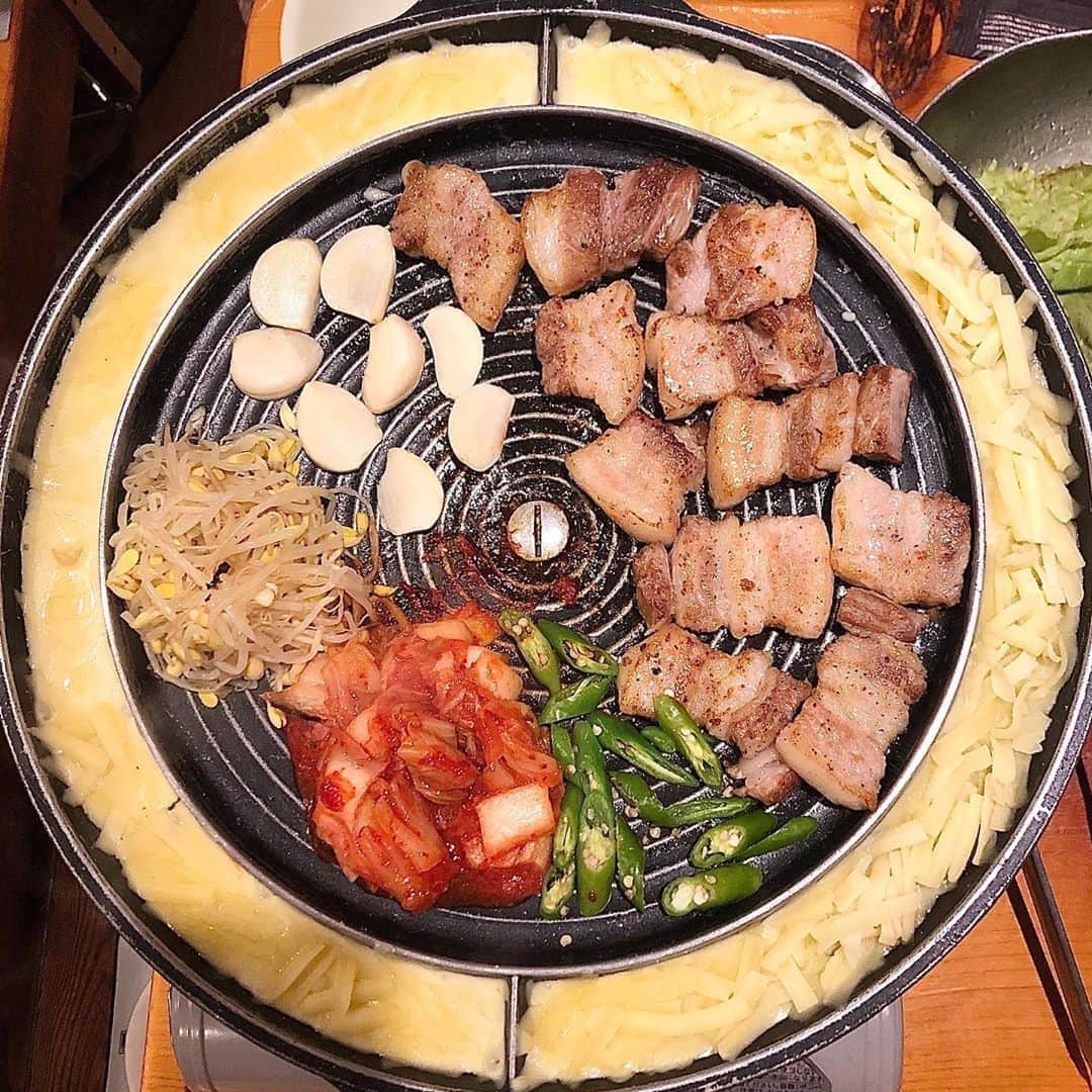 みのり(26)＠東京 ダイエットのインスタグラム：「. . #韓国料理 サムギョプサル . . 昨日は仕事が18時に終わって、 新人ちゃんがあれやこれや起こして(笑) . "イ"からはじまる報告書を書いてもらって ( 看護師ならわかるやつ ) . 前も書き方を教えたはずなんだけど 「ショックすぎて覚えてない」っていわれて、 また１から説明・・・ . ( いやこっちがショックや、、、) . . わい『メモはとらなくてよさそう？』 . 内心、 . ヽ(＾ω＾#)ﾉめ　も　せ　い　や . . そして20時に終わるっていう。(遅) . . タイピングもまだ遅くて、 全部中指使うんだよね。たまに人差し指。 ( 中指が長いからかな？ なんでだろう) . . 中指じゃ、記録おわんないよ...とほほ。 ゆびは10本つかおう。 . . 今日は夜勤です、とほほ。 . #diet #ダイエット #韓国料理 #韓国 #恵比寿#ebisu #恵比寿居酒屋 #恵比寿グルメ  #飯テロ #ダイエットは明日から #インスタグルメアワード2020 #干物女子 #一人酒 #深夜食堂 #孤独のグルメ  #高架下 #せんべろ #赤提灯 #rizap #ライザップ #スタミナ #スタミナ料理 #サムギョプサル #お肉大好き」