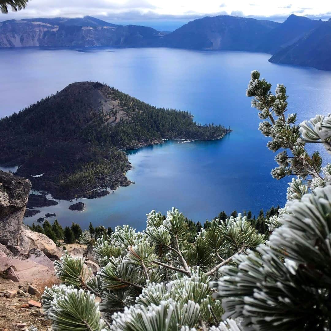 アメリカ内務省さんのインスタグラム写真 - (アメリカ内務省Instagram)「Crater Lake in #Oregon has inspired people for thousands of years. No place else on Earth combines such a deep, pure lake with sheer surrounding cliffs and a violent volcanic past. Few places on earth are so beautiful, so pristine, or — for these very reasons — so interesting to scientists. At its widest point, the lake is over six miles across. Wizard Island rises over 760 feet above the water, which plunges down to a mind-boggling depth of 1,943 feet. While these facts are interesting, the only thing you really need to know about #CraterLake National Park is, it's truly amazing. Photo by Shiffer, #NationalPark Service. #usinterior」9月11日 9時15分 - usinterior