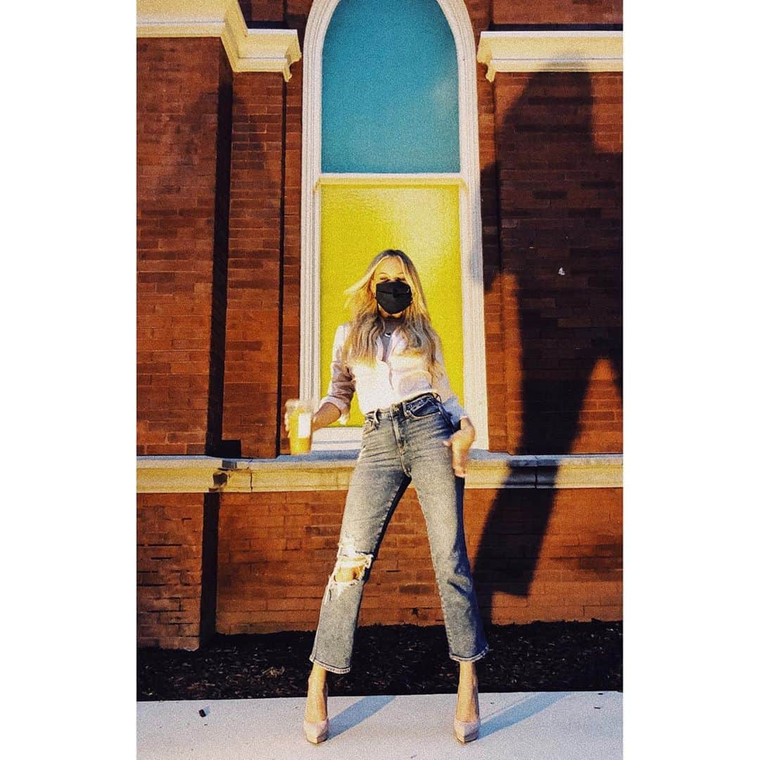 Kelsea Balleriniのインスタグラム：「hi. about to release an album in a few hours. pretty excited. this was me in between talking about how excited I am about said album. 🙌🏼」