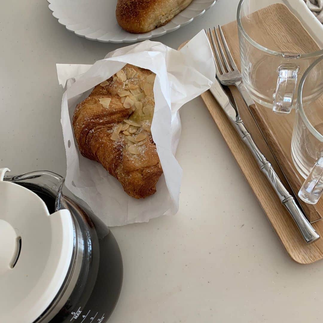 saanaaeのインスタグラム：「☕️ たまにはいいよね🏷💭 #朝ごはん」