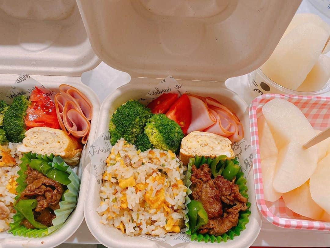 SHINOさんのインスタグラム写真 - (SHINOInstagram)「今週のお弁当🍱 #おべんたぐらむ #オベンタグラム #プチトマト買わない1週間 #やっぱりプチトマトの存在感 #やっぱりプチトマト必要！ #プチトマト映え♡ #プチトマトらぶ♡ #チーズハンバーグ #おくらの豚肉巻 #チャーハン #焼肉 #サラダチキン #味玉 #オムレツ #焼鳥 #生ハムおにぎり #シソ餃子 #塩手羽元 #生ハムおにぎり大好評 #梨が最高に美味しい♡ #中谷農園の梨  #プレミアム #秋の味覚  #SHINO_lunchbox」9月11日 9時17分 - shino0605