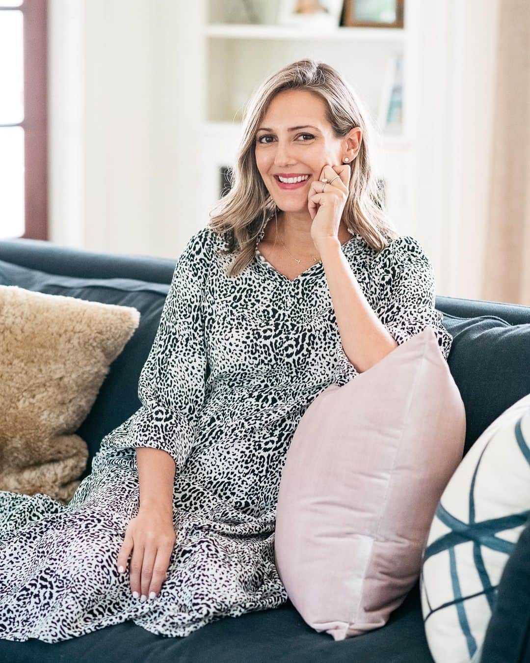 Anna Jane Wisniewskiのインスタグラム：「In honor of a very exciting new partnership with @heartsonfireco , I wanted to share few fun facts about me and my love of diamonds:  1.) I basically wear the same jewelry every single day, rain or shine, home or out.  I’ve always been a minimalist when it comes to jewelry and I’ve always felt like less was more.  Diamonds justify my case--you can wear something special, sparkly, and subtle every.single.day.  2.) My boys’ birthstones made me feel like I hit the jackpot--my oldest’s birthstone is a diamond and my youngest’s is a sapphire.  You bet I capitalize on that for most holidays...especially Mother’s Day.  3.) Diamonds represent so many milestones to me.  From our wedding day (Eric gave me a pair of diamond studs that I still wear daily), to business accomplishments (I once bought myself a diamond necklace after a promotion), diamonds may be the best way to really celebrate something important.  They’re something precious that you will look at with awe and not something you’ll take lightly.  They’re special yet something you can appreciate daily.  They remind you of the best times.  @heartsonfireco Fire diamonds are the sparkliest around--the most perfect cuts are made accounting for symmetry, polish, and sparkle of course.  They demand attention and are made to be worn for life.  And they’re offering 10% off to my readers on HeartsonFire.com with code ANNA10 until 12/31!   #sponsored #heartsonfire #diamondjewelry 📸 @ironandhoney」