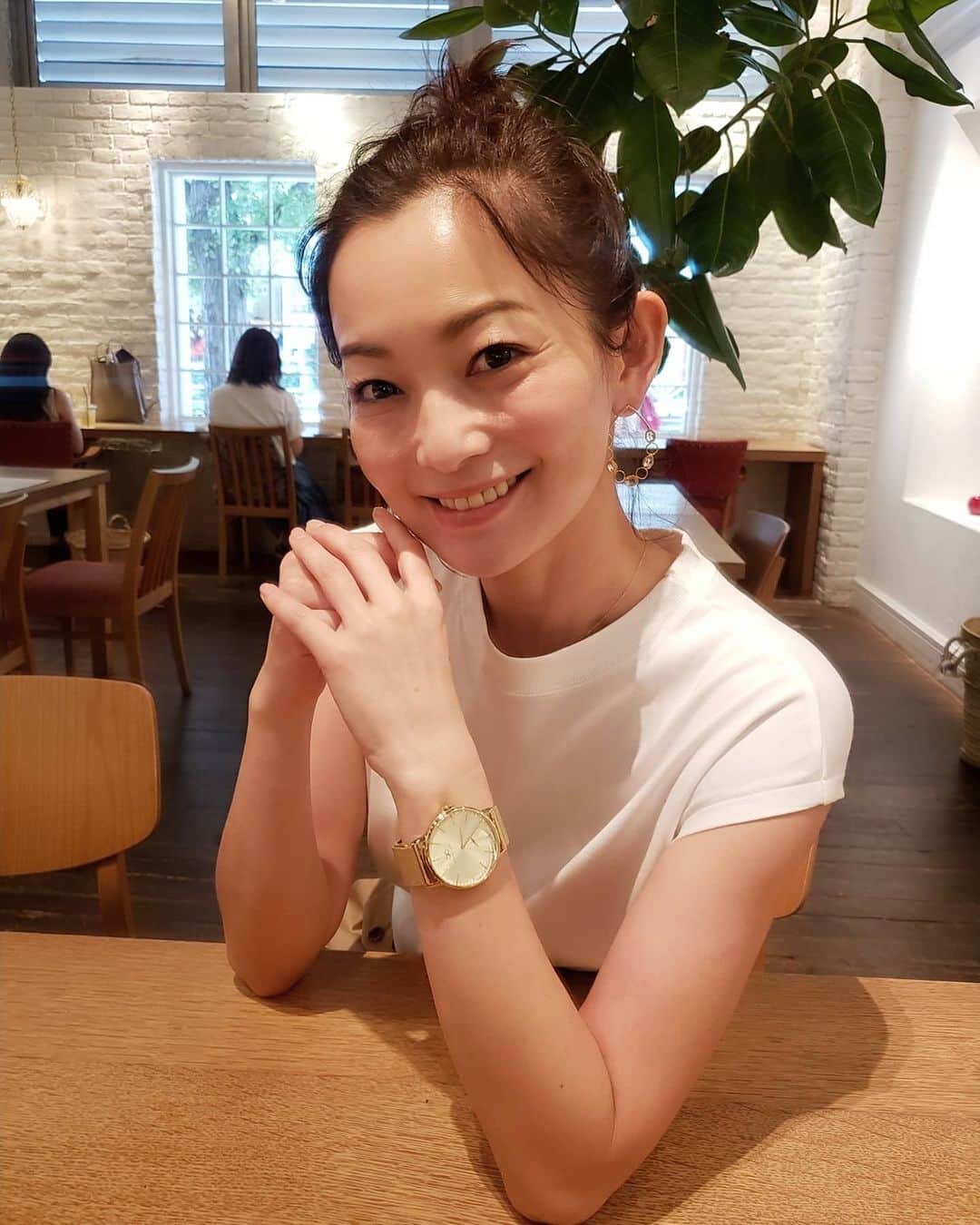 佐藤純さんのインスタグラム写真 - (佐藤純Instagram)「よくインスタで時計はどこのですか？と聞かれます⌚💕  日本での発売がスタートしたデンマーク発の時計ブランド  AUGUST BERG の⌚です😊  @augustbergjapan  シンプルだけど存在感のある時計。  どんな服にも合わせやすいので、毎日つけてます。  時計の裏に、刻印もできますよ😉(写真4枚目)  そしてなんと‼️  刻印コード→　｢JUNSATOAB｣ の刻印コードを使用すると無料で刻印を刻むことができますよ😆⌚❤  #augustbergjp #augustberg #オーガストバーグ #オーガストバーグジャパン #タイムフルネス #時計 #腕時計 #watch  #fashion  #ファッション #ママ #ママモデル #モデル #mama #mamamodel #model」9月11日 9時19分 - junsatoidea