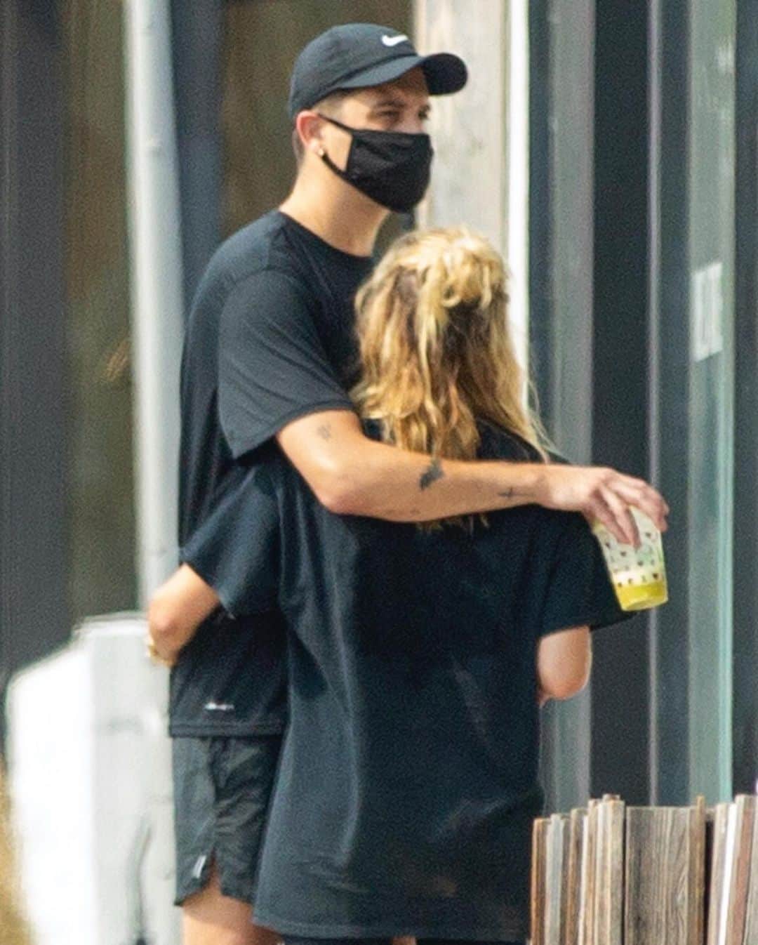 Just Jaredさんのインスタグラム写真 - (Just JaredInstagram)「@ashleybenson and @g_eazy shared an embrace while waiting for their smoothies to be made on Wednesday.  #AshleyBenson #GEazy Photos: Backgrid」9月11日 9時20分 - justjared