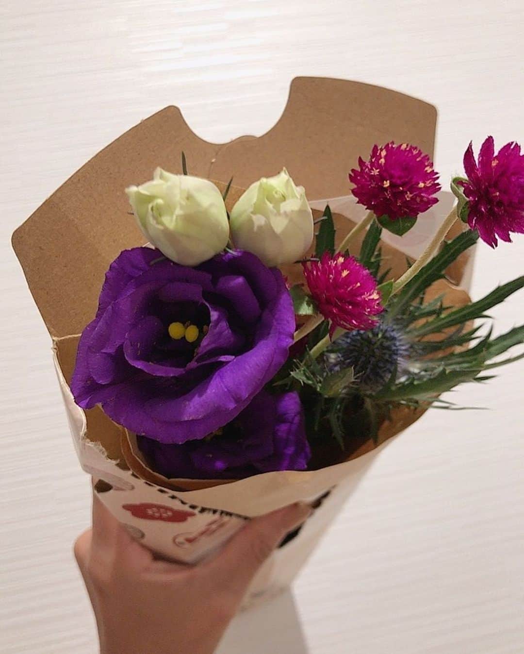 mahoさんのインスタグラム写真 - (mahoInstagram)「(*´꒳`*)🌸横にスワイプしてね👉　 。 今週も届いたよ🌸 #bloomeelife @bloomeelife  から定期便で届くお花(　≖´౪≖｀) 。 。 ポストに📮投函されるの！ お花があるだけで華やかになる🌸 。 。 毎週の楽しみ！ 今月は#敬老の日　もあるから お花を送ってあげるのもいいかも❤️ 。 。 。 。 。 。 。 。  いまなら、初回のお花お届けが 無料になるクーポンもあるから 是非使ってね(　≖´౪≖｀) 。 。 🌸クーポンコード🌸 ■クーポンコード：maho ■有効期限：2020年9月30日 。 。 。 。 。 。 。 。 。 #bloomeelife#公式ライフスタイルモデル#モデル#model #ootd#アンバサダー#花#生花#フラワーアレンジメント#flower#可愛い#インテリア#インテリアコーディネート#リノベーション#カラー#お花のある暮らし#lifestyle#ライフスタイル#公式ライフスタイルモデル#ガーデニング#庭#お花のある暮らし#和室#洋室」9月11日 9時26分 - i.0ff1cia1._.m.ah.0