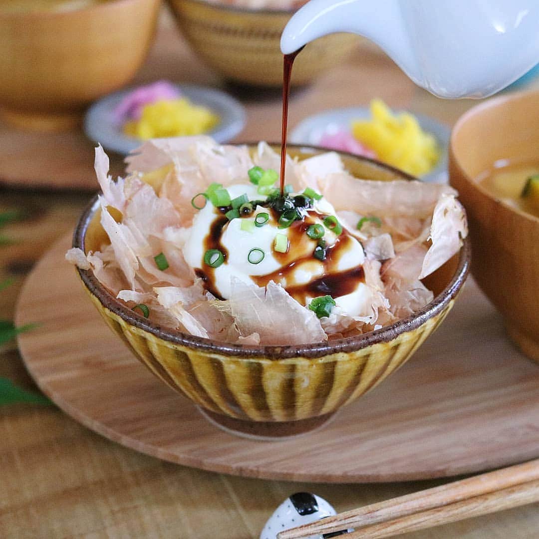 yunaのインスタグラム：「♩ . . . 朝ごはんは鰹節とフロマージュフレごはん🍚 . . 白ごはんにふわふわ鰹節とフランス産のフロマージュフレとネギをのせ、お醤油をたらしていただきました。 . . フロマージュフレは、なめらかクリーム状で味はさっぱりとしているチーズです🧀 チーズ独特の匂いやクセがないのが特徴♪ 鰹節やお醤油と合わせてみたらコクがアップ⤴ ⤴ 美味しくいただきました🍚 . . #FoodMatchEU#ヨーロッパの食材#PR#パーフェクトマッチ#ペアリングメニュー#yunaご飯#フロマージュフレ#チーズ#🧀#朝ごはん#朝食#小石原焼#白山陶器」