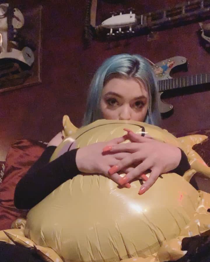 HEY VIOLETのインスタグラム：「if u wanna hear more of rena’s singing, u should watch “she” from our backyard sessions. it’s on youtube. unfortunately, she didn’t have a helium balloon for that one.」