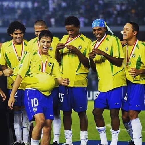 ダニエウ・アウヴェスさんのインスタグラム写真 - (ダニエウ・アウヴェスInstagram)「TBT: campeões do mundial sub-20. Se quiser conquistar alguma coisa você só precisa saber o quão duro será.... se não tiver esforço, sacrifício, você triunfará sem glória nenhuma. Tudo é possível pra quem não desiste. #GoodCrazyBoyzim🤪 #choreyyy🤣 #JaPassô😂」9月11日 9時43分 - danialves