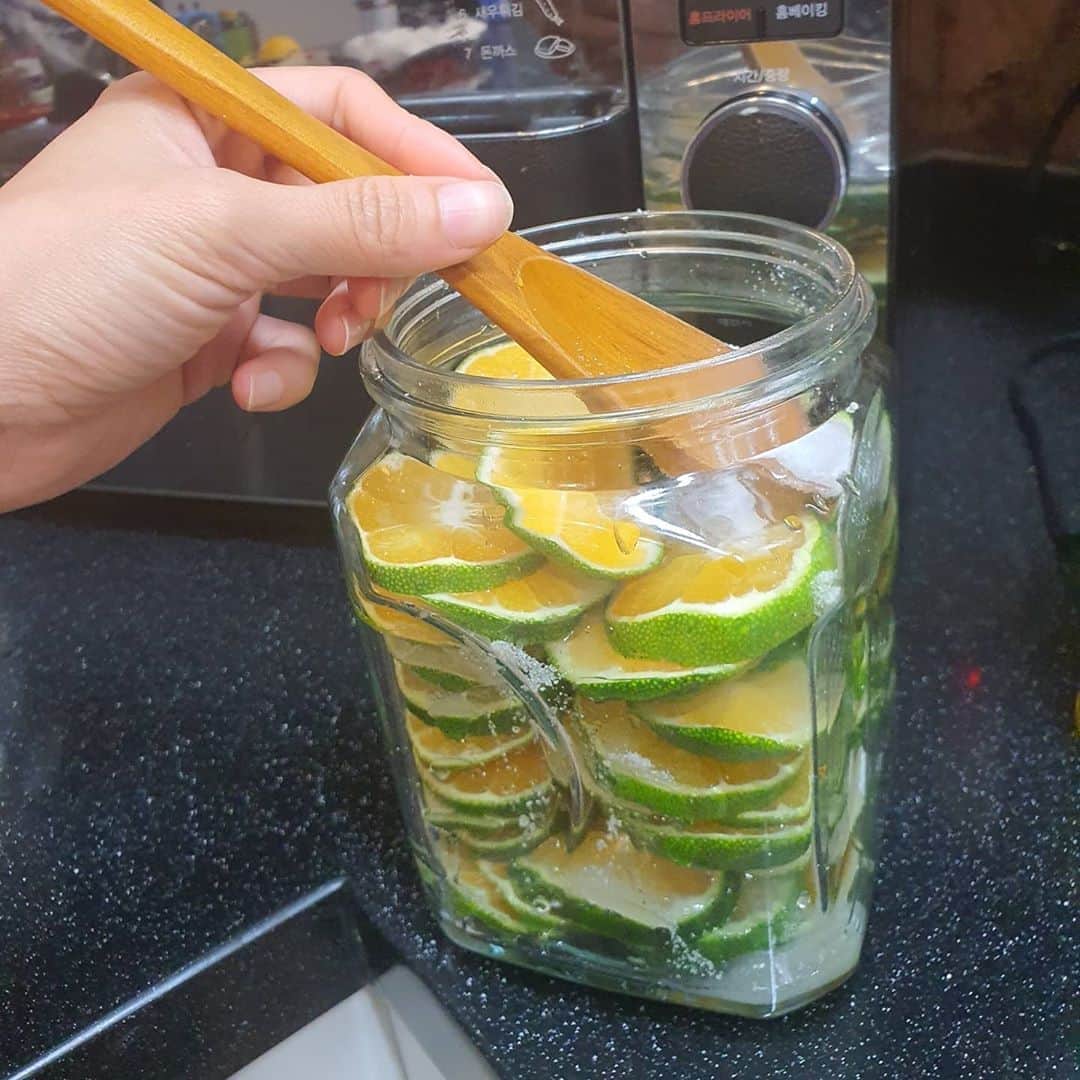 チョン・ダへさんのインスタグラム写真 - (チョン・ダへInstagram)「불굴의 홍여사의 호방한 청귤청 담기!!  소심한 정주부의 사부작 청귤청😅  지금 제주도는 청귤철이래요 제주도로 이주한 첫해인 만큼 남들하는거 다 해보는 딸래🤭ㅋㅋ  이만큼에 만원주고 샀답니다^^👍👍  일주일뒤에 맛을 보여드릴께요 (눈으로~~👀)  #딸래in제주 #제주가좋아 #제주살이 #제주도민 #제주맘 #청귤청 #청귤 #우당탕탕딸래네」9月11日 9時59分 - ddallae