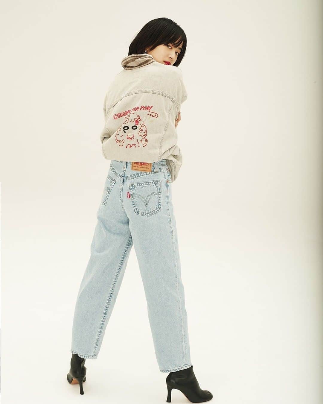 Levi's Japanさんのインスタグラム写真 - (Levi's JapanInstagram)「TYPE1　バルーンジーンズ   80年代のスタイルを取り入れたハイウエストのバルーンシルエット。腰回りは綺麗にフィットし、裾にかけてテーパードしたきれいなシルエットなので、Tシャツはもちろん、オーバーサイズトップスとの合わせも❣️  #リーバイス #TYPE1  #LEVIS  #デニムファッション #宮沢氷魚 #石橋静河」9月11日 10時00分 - levis_japan