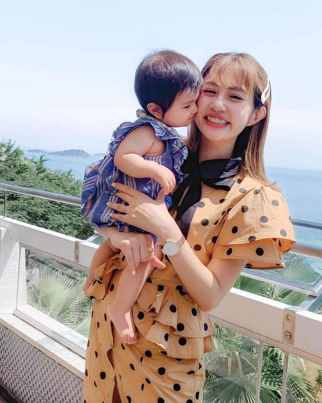 橘リンさんのインスタグラム写真 - (橘リンInstagram)「瀬戸内海を見ながら、 家族でお食事でした🍽 海はずっと見てられるわ❤️ . 最近よくチューしてくれるサラさん😽嬉しすぎてメロメロなマヌケ顔ですみませんw . もうすぐパパの長期出張も終わり 長い実家生活も終わりだぁ〜👀 . . Mama @emiriawiz_official  Girl @breeze__official  . . #親子 #親子コーデ #ランチ #ママ #ママコーデ #赤ちゃんのいる生活 #エミリアウィズ  #emiriawiz #breeze #baby #babygirl」9月11日 9時53分 - rincharon