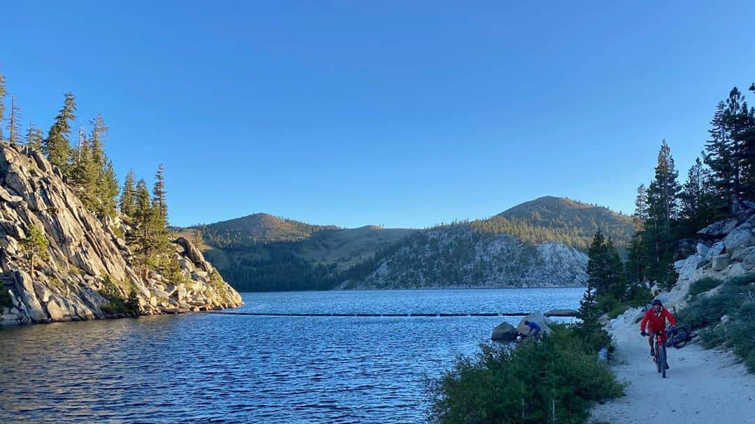 アレックス・オノルドさんのインスタグラム写真 - (アレックス・オノルドInstagram)「Yesterday I mountain biked around Lake Tahoe with @chris__mcnamara, @pablo_durana and @tommycaldwell - something like 120mi and 14k ft of vertical. We rode for a bit over 16 hours (very few breaks...) and generally enjoyed an epic outing. We got super lucky with air quality; the apocalyptic smoke mostly blew out for the day so we had beautiful views and easy breathing. Pretty cool to have an adventure like this house to house...  For anyone who cares about details, I was riding an @iamspecialized Stumpjumper and the other guys had an assortment. The key was probably eating and drinking enough all day to feed the engine. I ate an absurd amount of @theprobar bolts (and I’m not even sponsored or anything, they just seemed to go down easily).  Thanks Pablo and Chris for taking pics during the ride, and @coreyrichproductions for some of the group pics.」9月11日 9時57分 - alexhonnold