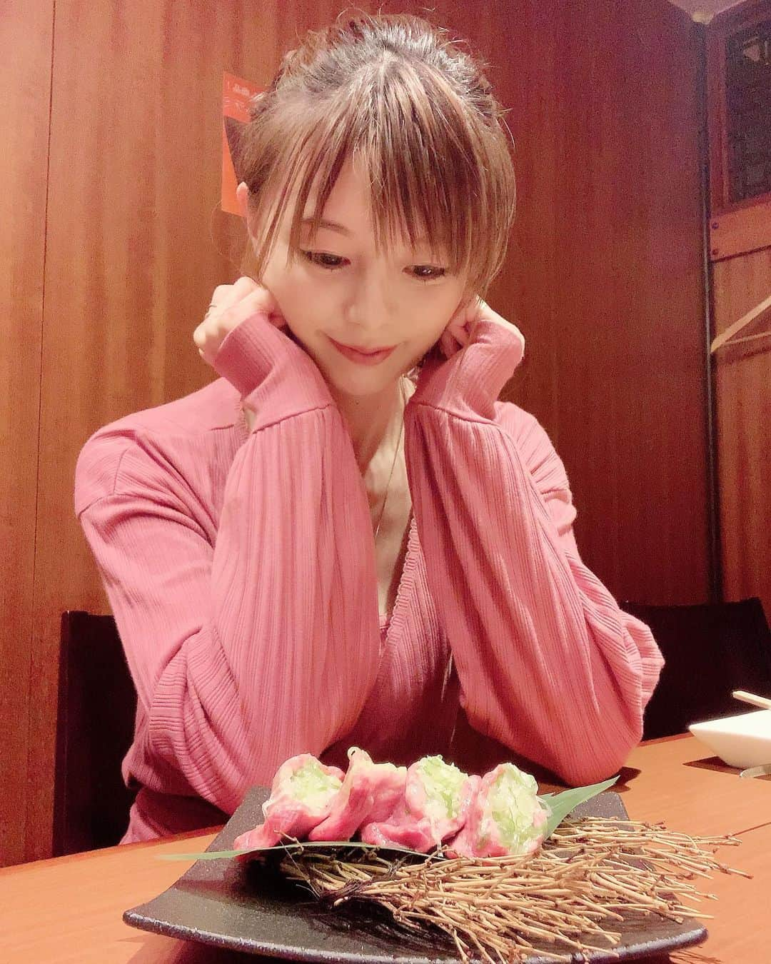 satomiさんのインスタグラム写真 - (satomiInstagram)「たん❤️タン❤️ 虎ノ門の山水縁(@sansuien_toranomon )🥩 ・ お目当てはこの「厚切り生タン塩ネギ包み焼き」！ねぎまみれ🤤 ・ ・ うんま〜！追加しようか迷うぐらい美味しかったです😌生ビールがすすむー🍺 . 大好きなホルモンもカルビもたくさん食べられた♡幸せ〜🥰✨✨ ・ 御馳走さまでした☺️ ・  #山水縁 #虎ノ門焼肉 #焼肉 #牛タン #タン塩 #ネギタン塩  #厚切り生タン塩  #ネギ包み焼き #pr #トリドリベース #肉食女子 #さとみのグルメ記録 #生が美味しい #生ビール #虎ノ門ヒルズ #コスパ最高 #虎ノ門グルメ #虎ノ門ディナー #ライスはおかわり自由 だよ」9月11日 10時04分 - saatoomii47