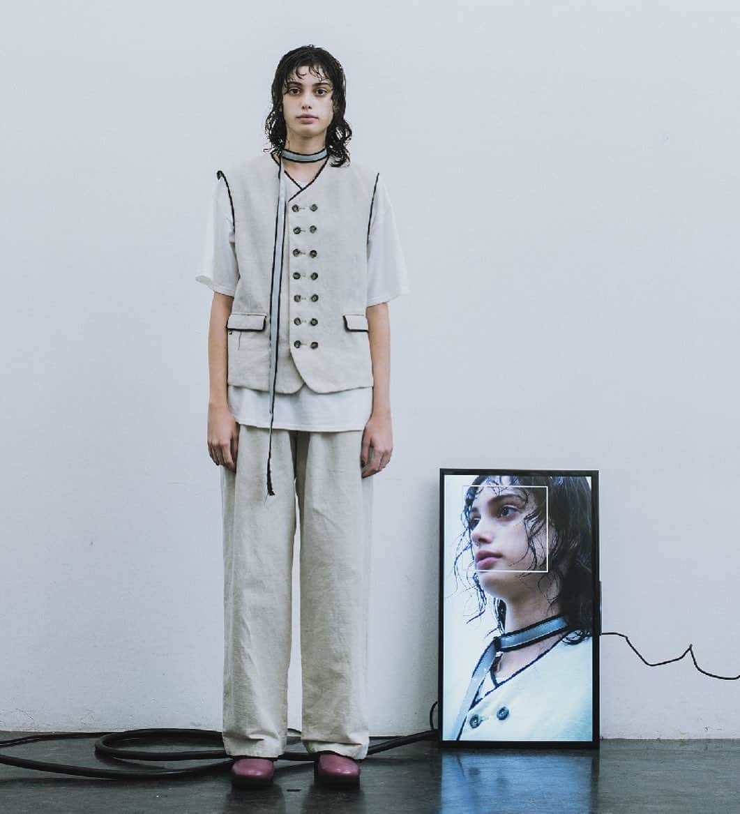 メアグラーティアのインスタグラム：「meagratia SS21  art direction: @ak813_____  flower: @yukarisatoflower  styling: @go_momosee  hair&make: @mukai_daisuke  photo: Kenichi Mui #meagratia #flower #fashion #lookbook #ss21」