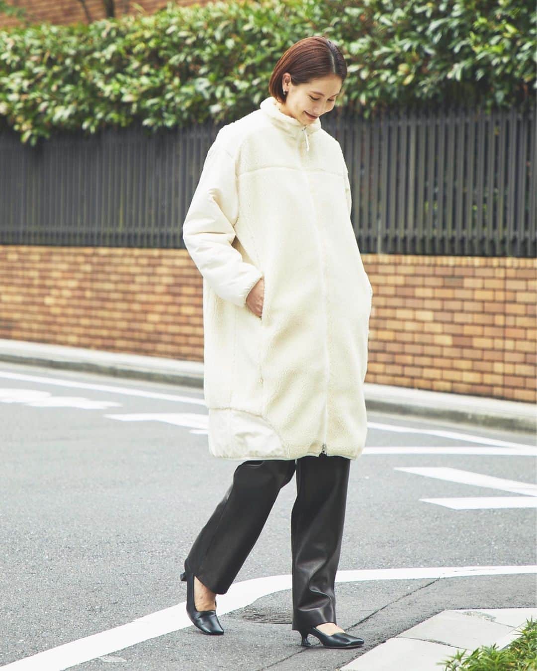 二ノ宮和佳子のインスタグラム：「DESCENTE for AEWEN MATOPH   DESCENTE<ddd＞のボアベストを、ゆったりとしたロング丈のコートに別注をお願いしました ほどよいボリューム感や、袖とボディーの異素材コンビがポイント 袖の内側はボアを使用し、身頃の裏地には、 ＜DESCENTE＞独自に開発された発熱保温素材の“HEAT NAVI”を採用した保温性高いボアコート  Coat　￥31,900（Tax in） Size　36 ／ 38 Color　Off White ／ Black  AEWEN MATOPH 横浜店には入荷済みです ONLINE STOREは、9/17(thu) 10:00 ～  #descente #aewenmatoph #イウエンマトフ #boacoat #軽くてあたたかいよ #撮影中汗だくw」