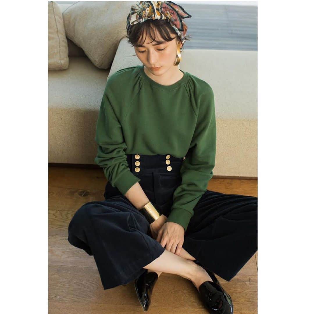 風間ゆみえのインスタグラム：「ほんのりと華やかさを魅せてくれるショルダーギャザーを効かせた、とても柔らかな着心地が初秋に手放せなくなるプルオーバー。 2色揃えておくと朝が楽になるね、笑  他の色は　@la_marine_francaise_official の公式アカウントからチェックして下さいね💙😊」