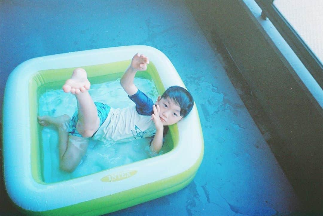花盛友里のインスタグラム：「今度のお休みの日もプールしようね。って言われたけど、うちホース無いから水溜めるのめっちゃ大変なんですけどー！ 「かーちゃん痩せるね、よかったね！」って言ってくれるけど、痩せなくていいからホースが欲しいよ。  #マイメン」