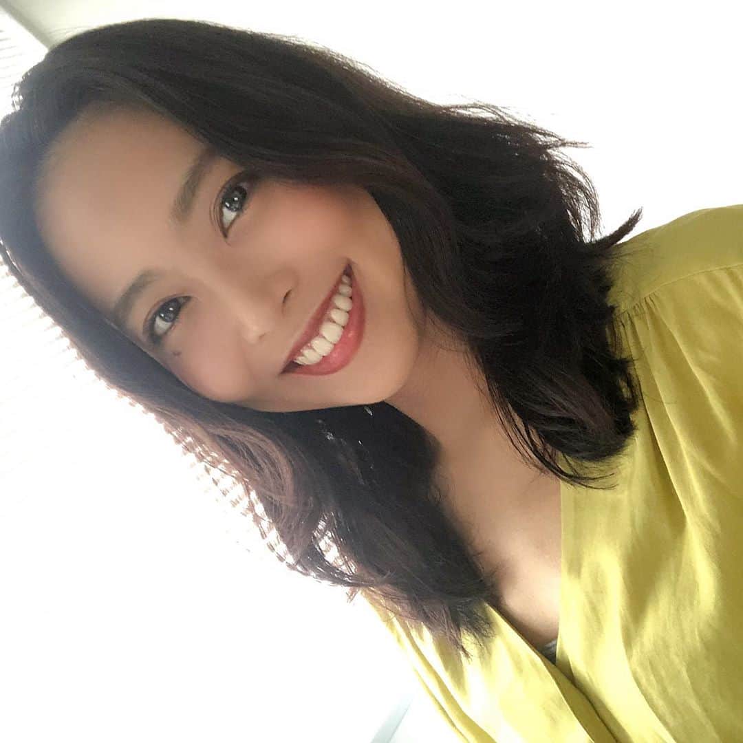 のインスタグラム：「おはよー！昨日は久しぶりのロケで楽しかった〜👼👼👼  髪の毛の巻き方を変えたから伝えるね！でも服はいつも同じだね！びっくり😇😇😇  でもさ、 たとえ変わり映えのしない毎日でも 同じ日はないしさ、 違いを見つけてさ、 そこにスペシャルを感じてさ、 煮てさ、焼いてさ、食ってさ🤤  それって毎日がスペシャルじゃん！ てことは今日もみんなスペシャルだよー！！！㊗️㊗️㊗️  #竹内マリア #あんたがたどこさ」