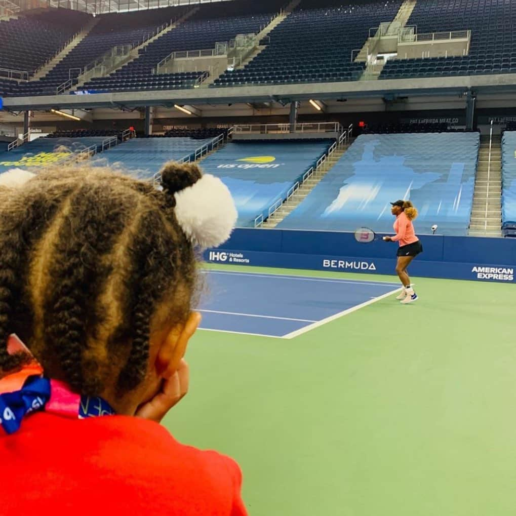 エイミー・シューマーさんのインスタグラム写真 - (エイミー・シューマーInstagram)「The Queen @serenawilliams plays right now! @usopen」9月11日 10時30分 - amyschumer