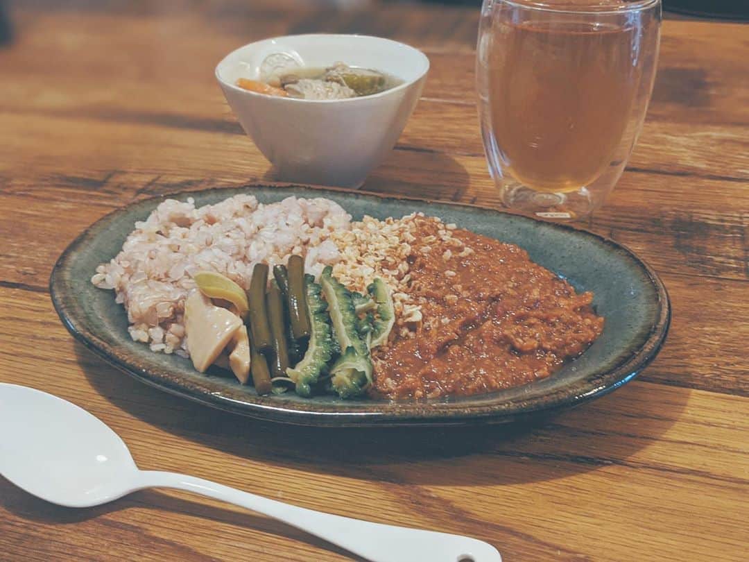 藤田敦子のインスタグラム：「ㅤㅤ 【#blendakitchen 】 いつかのDinner ✔︎ジュースの搾かすで作ったヴィーガンカレー ㅤ @mother_inc のベジタブルストックと グルテンフリーのカレールゥを使い、家カレー。 スパイスカレーも大好きだけども the家カレー的なのも好きー🍛 ㅤ ジュースもとっても美味しかったけど なにせカレーが我ながらめちゃ美味しい🤤笑笑 ㅤ @huromjapan のnoteコラムにて 搾かすの活用法を書かせていただきました。 ストーリーズにリンク貼りますので、 よかったらみてください😘」