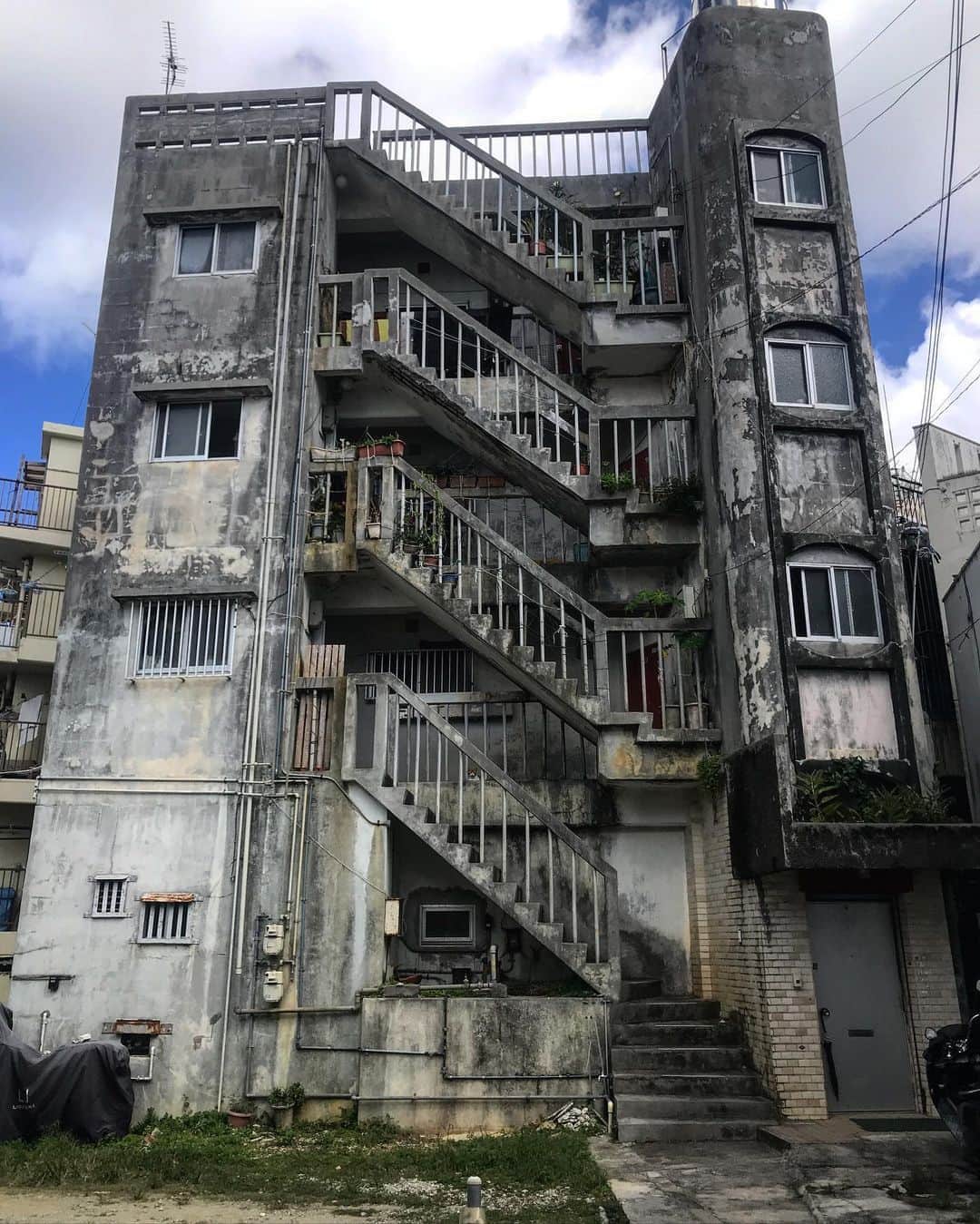 藤代冥砂さんのインスタグラム写真 - (藤代冥砂Instagram)「この中に猫がいる。 わかるかな？ 初級。 しかし、凄い建物。 建築と暮らしに魅入った。  #那覇　#沖縄建築　#猫はどこ」9月11日 10時42分 - meisafujishiro
