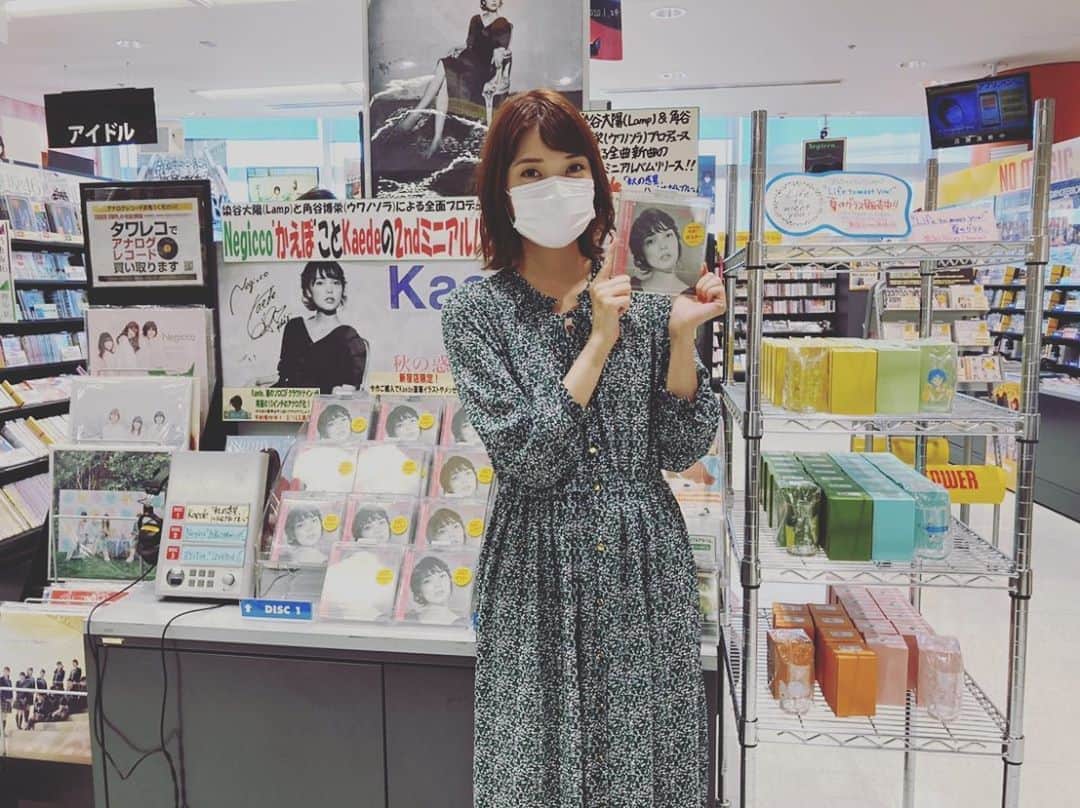 Negiccoのインスタグラム：「Kaede 2ndミニアルバム﻿ 『秋の惑星、ハートはナイトブルー。』﻿ 発売中です。﻿ ﻿ プロデューサーに、#Lamp の#染谷大陽 さんと﻿ #ウワノソラ の、#角谷博栄 さんを迎えた、﻿ コンセプチュアルな全新録作品となってます。﻿ ﻿ 収録曲：﻿ 1.秋の惑星 -Opening- ﻿ 作曲 染谷大陽 編曲 染谷大陽、角谷博栄﻿ 2.君が大人になって﻿ 作詞 作曲 編曲 染谷大陽﻿ 3.モーニングコール﻿ 作詞 榊原香保里 作曲 編曲 染谷大陽﻿ 4.さよならはハート仕掛け﻿ 作詞 榊原香保里 作曲 編曲 角谷博栄﻿ 5.セピア色の九月﻿ 作詞 榊原香保里 作曲 永井祐介 編曲 染谷大陽﻿ 6.ジュピター﻿ 作詞 作曲 編曲 角谷博栄﻿ 7.ハートはナイトブルー -Ending-﻿ 作曲 染谷大陽 編曲 染谷大陽、角谷博栄﻿ ﻿ ﻿ タワーレコードさんに、﻿ ご挨拶に行ってきました！﻿ ﻿ ﻿ #Negicco ﻿ #Kaede」