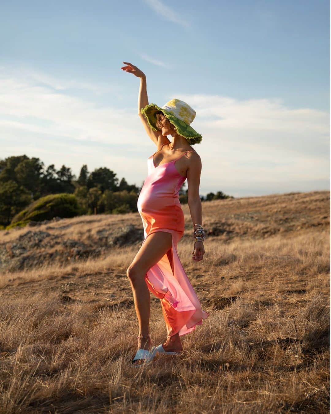 ダニジョーのインスタグラム：「Have you met the pregnancy 🤰 friendly slip ? @danielleasnyder in the ombré slip (pro pregnancy tip: size up and look for items cut on the bias like our slip) #dannijogirls 〰️ photo by @hillary_jeanne」