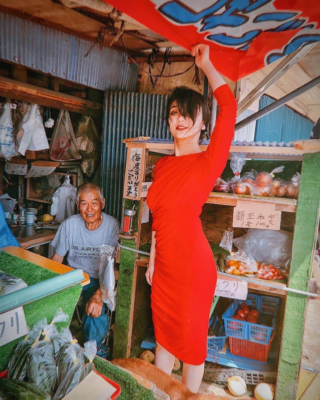 まりゑさんのインスタグラム写真 - (まりゑInstagram)「懐かしのあの日👴🧅🥒🍅💃🐕  #八百屋  #可愛いおいちゃん #懐かし写真  #まりゑ #赤い女」9月11日 10時48分 - manmarumarie