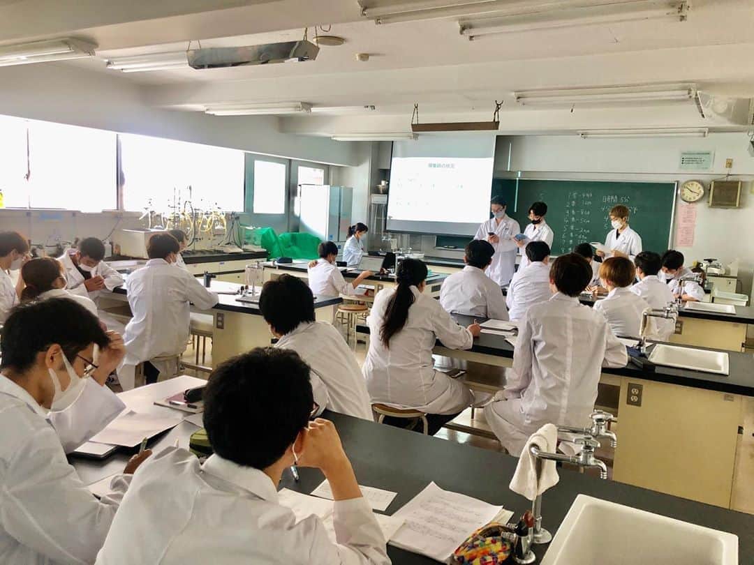 東京バイオテクノロジー専門学校さんのインスタグラム写真 - (東京バイオテクノロジー専門学校Instagram)「📌微生物の特徴と取扱の基本を学ぶ🔬✨ 1年生の微生物実習  空気中にどんな菌がいるのか、 班にわかれて、菌の採取から実験まで 計画を立てました！  本日は実験結果を発表です！ https://www.bio.ac.jp/tokutyou/jissyu  #実験#微生物#微生物実習 #東京バイオ#理系#専門学校 #空中落下菌」9月11日 11時00分 - tokyobio