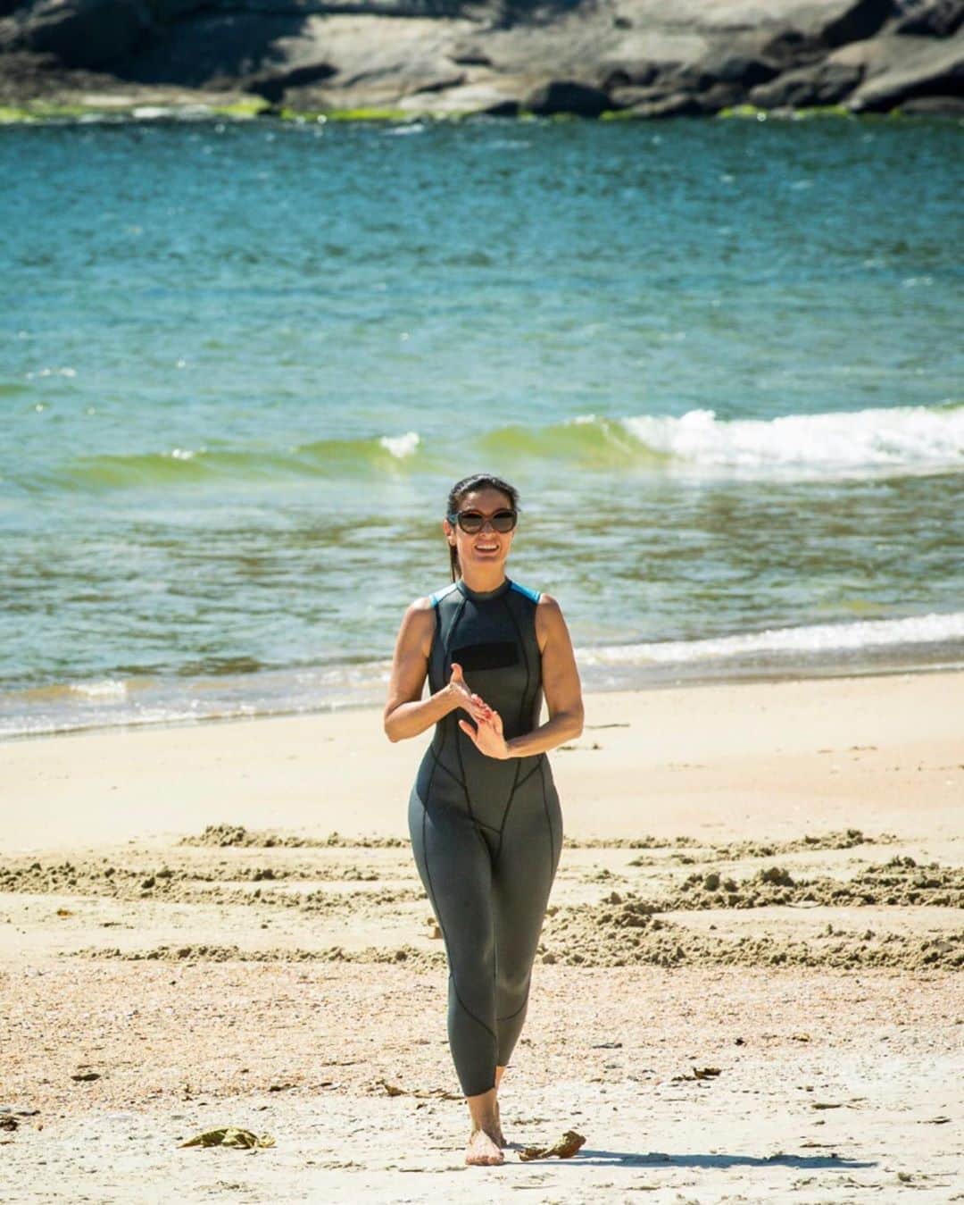 ファチマ・ベルナルデスのインスタグラム：「Saudade desse dia em dezembro de 2018 quando venci o desafio que me impus de nadar no mar. Quando aquele ano começou, nem nadar eu sabia. Saudade do fôlego, da resistência que adquiri. Saudade de me desafiar novamente. Se bem que em tempos de pandemia, manter a saúde física e emocional já é uma baita desafio. #TBT」
