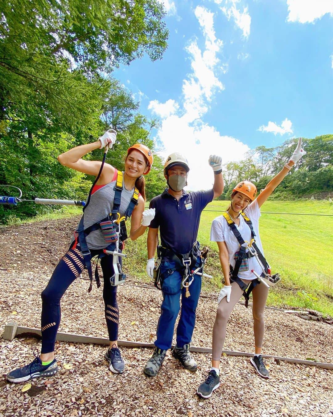 ケリーさんのインスタグラム写真 - (ケリーInstagram)「@karuizawaprincehotel 広大な敷地にある "ジップラインアドベンチャー"を 体験してきました😆👍 ・ 必ずガイドがつき、軽井沢の森の中を 動植物について語ったり触れたりしながら、 その間にある6コースのジップラインで鳥になった 気分で空の旅を楽しめるアドベンチャー❗️ ・ 最初はドキドキしたけど、慣れてくると 楽しすぎて、ずっと笑いぱなし🤣😂😅 ・ 冬の時期は人工降雪機のスキー場ができるので 冬のアクティビティ、スキーや、 スノーボードができます🏂⛷💙 ・ 冬の時期にも来たい😍💙 ・ アドベンチャー後に 「SPA THE FOREST PRINCE」で 癒やしのひと時😌✨ ・ 森の中にいるような空間が広がり、 窓一面緑を眺めながらマッサージを 受けられる贅沢さ🌳🌿🍃 ・ 友達や彼と一緒に施術できるお部屋も あるので、癒されたい旅行に最適。 香り高いオイルに包まれながら、 熟練の手技で身も心もとろけるようなひとときでした😌✨ ・  @karuizawaprincehotel  ・  ・ #karuizawapincehotel#karuizawa#princhotel #trip#japan#birthdaygirl#軽井沢プリンスホテル #軽井沢#ガールズトリップ」9月11日 11時09分 - kellymisawa