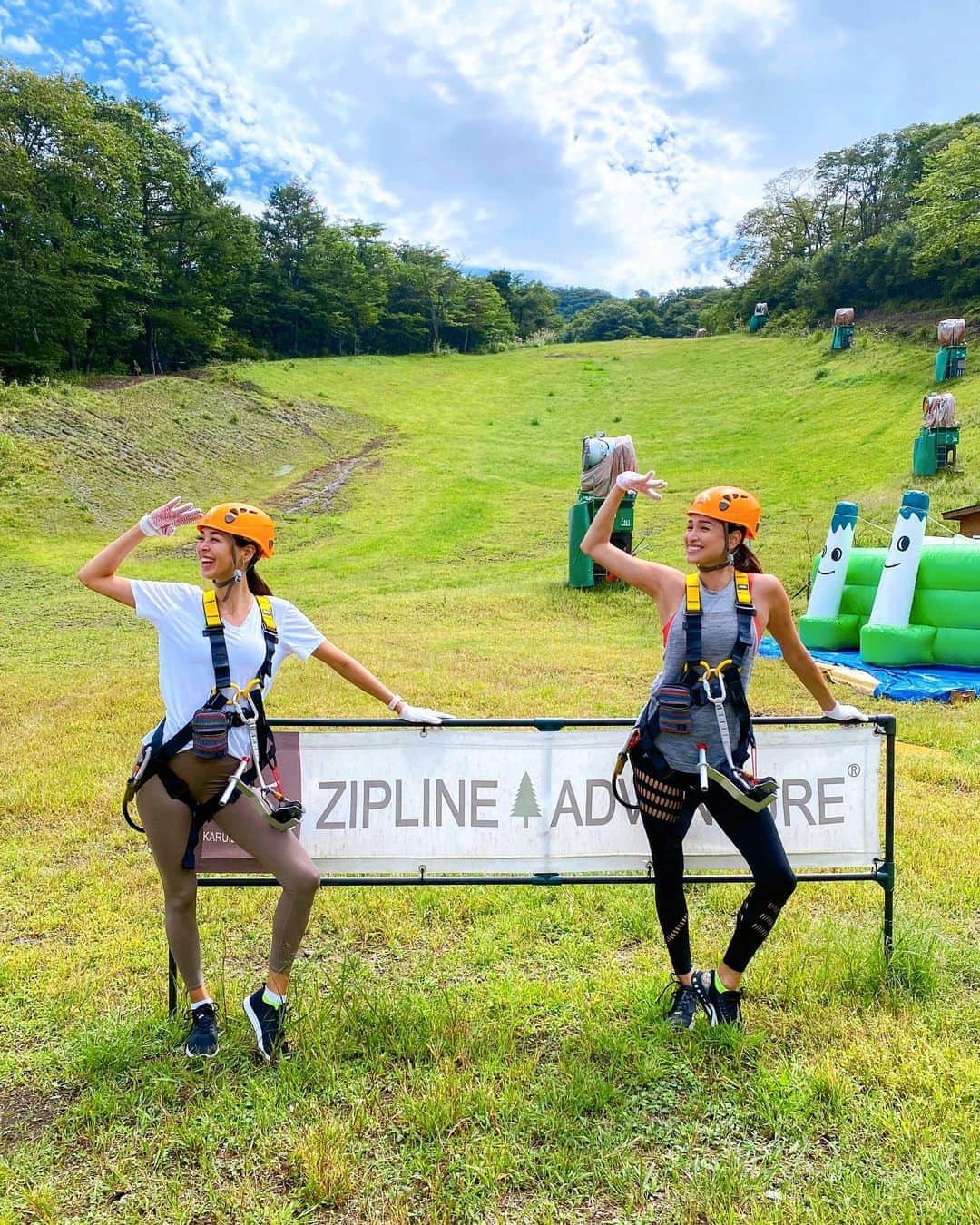 ケリーのインスタグラム：「@karuizawaprincehotel 広大な敷地にある "ジップラインアドベンチャー"を 体験してきました😆👍 ・ 必ずガイドがつき、軽井沢の森の中を 動植物について語ったり触れたりしながら、 その間にある6コースのジップラインで鳥になった 気分で空の旅を楽しめるアドベンチャー❗️ ・ 最初はドキドキしたけど、慣れてくると 楽しすぎて、ずっと笑いぱなし🤣😂😅 ・ 冬の時期は人工降雪機のスキー場ができるので 冬のアクティビティ、スキーや、 スノーボードができます🏂⛷💙 ・ 冬の時期にも来たい😍💙 ・ アドベンチャー後に 「SPA THE FOREST PRINCE」で 癒やしのひと時😌✨ ・ 森の中にいるような空間が広がり、 窓一面緑を眺めながらマッサージを 受けられる贅沢さ🌳🌿🍃 ・ 友達や彼と一緒に施術できるお部屋も あるので、癒されたい旅行に最適。 香り高いオイルに包まれながら、 熟練の手技で身も心もとろけるようなひとときでした😌✨ ・  @karuizawaprincehotel  ・  ・ #karuizawapincehotel#karuizawa#princhotel #trip#japan#birthdaygirl#軽井沢プリンスホテル #軽井沢#ガールズトリップ」