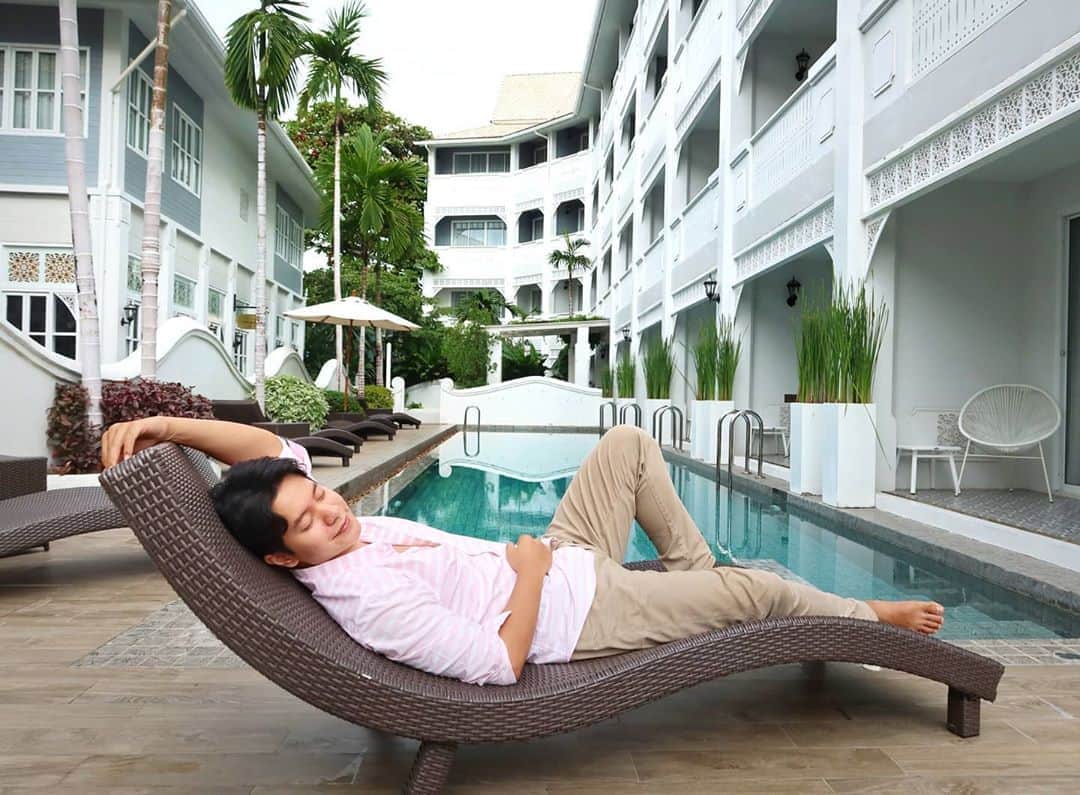 アイス・サランユーのインスタグラム：「Good health..Good Vibes  @awaychiangmaithapaeresort  สายสุขภาพ สายSlow life ต้องมา!  ที่นี่เป็น Vegan hotel นะครับ  ทุกอย่างเน้นปลอดภัย ไร้สารพิษ  อาหารไม่มีส่วนผสมของเนื้อสัตว์  หรือไขมัน&นมจากสัตว์  หรือเรียก อีกอย่างว่า Plant based  #เชียงใหม่ #เที่ยวทั่วไทยกับไอซ์ศรัณยู #chiangmaihotel #chiangmai #veganthailand #veganchiangmai #veganhotel #hotelthailand #plantbased #veggiehotels #vegantravel​ #awaychiangmaithapaeresort​ ​ #เชียงใหม่​ #healthylifestyle​ #escapeeverydaylife​ #crosstocares」