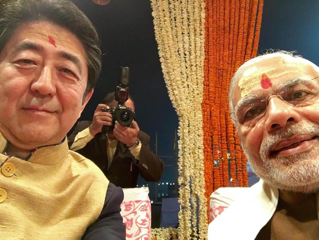 首相官邸さんのインスタグラム写真 - (首相官邸Instagram)「#安倍総理 からの#メッセージ  インドとの物品役務相互提供協定に署名しました。これにより、自衛隊とインド軍との緊密な連携が促進され、日印両国が協力して、国際社会の平和と安全に積極的に貢献していく。その大きな礎となるものです。 昨日は、モディ首相と電話会談を行い、この協定が署名に至ったことを歓迎しました。モディ首相とは、毎年、互いの国を訪問し、多くの時間を共に過ごす中で、自由で開かれたインド太平洋というビジョンを共有し、安全保障を含めた日印両国の協力関係を飛躍的に強化することができました。 さらには米国や豪州など普遍的価値を共有する国々と手を携えて、日本は、この地域と世界の平和と安定に、これからも大きな役割を果たしていかなければならない。そう考えています。  #インド #india #🇯🇵 × #🇮🇳 @shinzoabe @narendramodi  (写真は、2018年の日印首脳山梨県訪問・2017年のインド訪問・2015年のインド訪問で撮影したものです)」9月11日 11時25分 - kantei