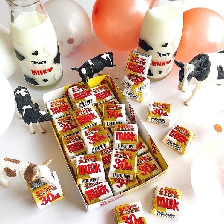 チロルチョコのインスタグラム：「ミルク発売30周年記念商品😆❗️﻿ ﻿ チロルの【クリーミーミルク】のご紹介です🐃🐂🐄﻿ ﻿ チロルチョコの定番フレーバー【ミルク】の発売30周年記念商品として原料や見た目にこだわって⭐️プレミアム⭐️な1品に😋﻿ ﻿ センターの生チョコ仕立てのミルククリームには生クリームを使用🐮🥛﻿ ﻿ 外側のビターチョコのパリッと食感と口どけの良いミルククリームとこコントラストが楽しめます🥰﻿ ﻿ 個包装の中にもこだわりが?!﻿ 牛柄模様のチョコになっています😆﻿ ﻿ キラキラ光沢のある個包装にも注目です😍﻿ ﻿ 是非お試しください〜👀﻿ ﻿ ﻿ ﻿ ﻿ #tirol #tirolchoco #チロルチョコ #チロル #チョコレート #おやつタイム #chocolate ﻿ #おやつ #onmytable #sweetstable #スイーツ部 #おうちカフェ #日々の暮らし #sweettooth  #チョコ #おやつの時間  #スイーツ女子  #スイーツ男子  #チョコラブ  #chocolatelover  #snack #スイーツ大好き #sweetsmile #スイーツ  #shopチロルチョコ#ミルク30周年﻿ ﻿」