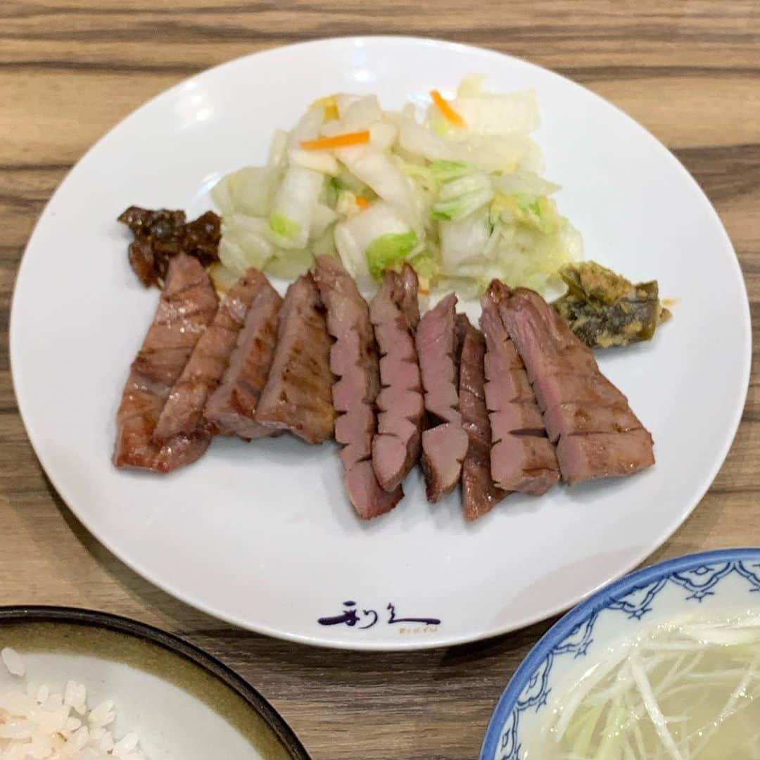 くろさんのインスタグラム写真 - (くろInstagram)「仔牛の牛たん定食🍚1,650円 #仔牛の牛たん定食 #数量限定 #ランチ限定 #牛たん定食 #牛たん #牛たんランチ #利久 #利久牛たん定食 #利久ラゾーナ川崎店 #川崎ランチ #ラゾーナ川崎ランチ」9月11日 11時30分 - m6bmw