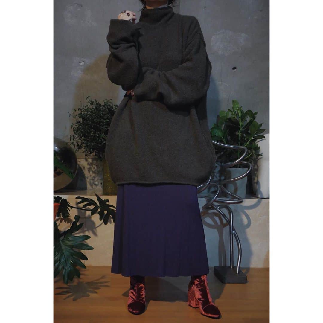 eriさんのインスタグラム写真 - (eriInstagram)「#motherrecycledcashmereproject @_m_o_t_h_e_r_ カーキのメンズ用レギュラースリーブのサイズ2を着てみました。大きめのトップスにすらりとしたロングスカート合わせるの好き。」9月11日 11時30分 - e_r_i_e_r_i